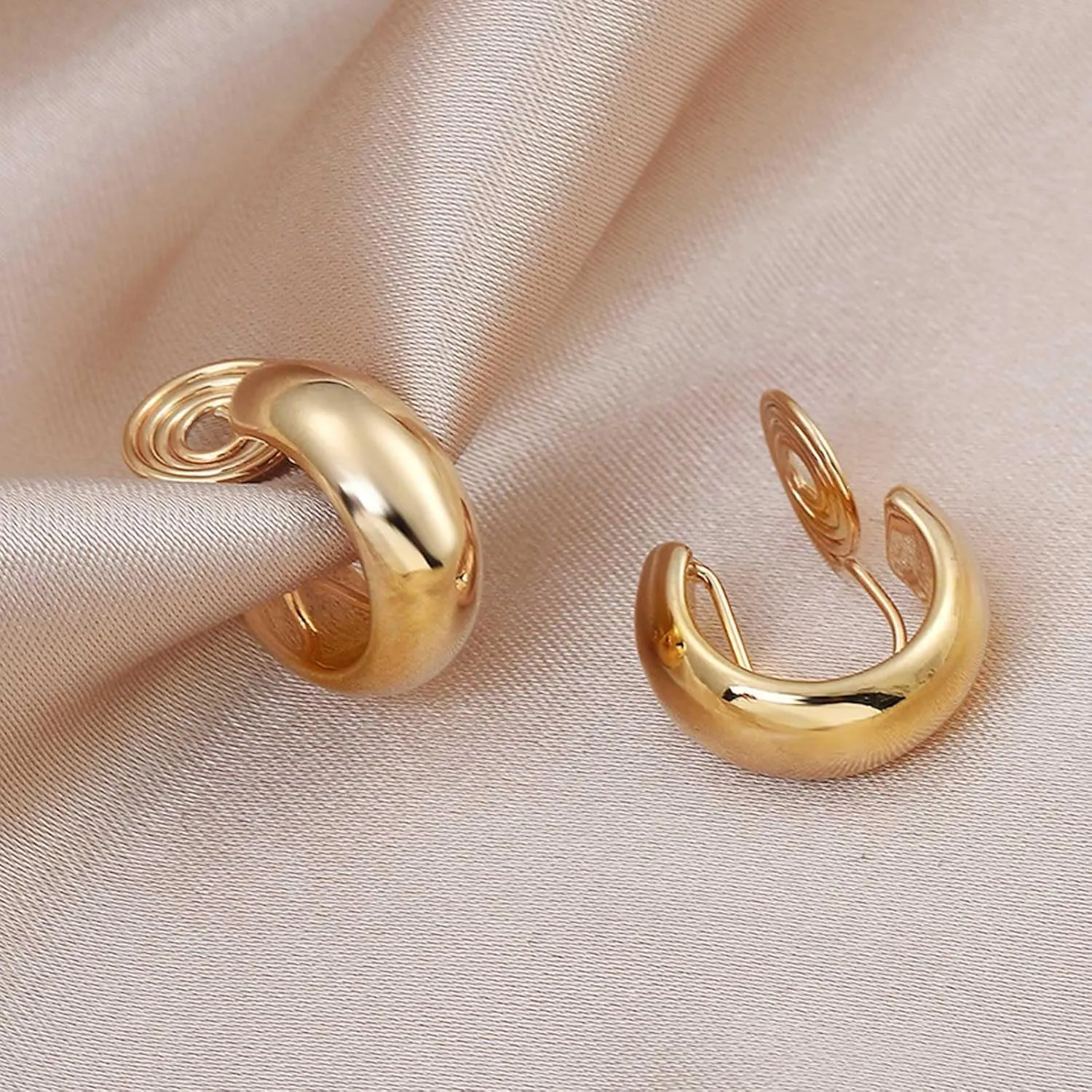 REELMAR Gold Hoop Clip On Earrings for Women Trendy Chunky Geometric Dupes Hoop Earrings Minimalist Statement Earrings No Piercing Clips
