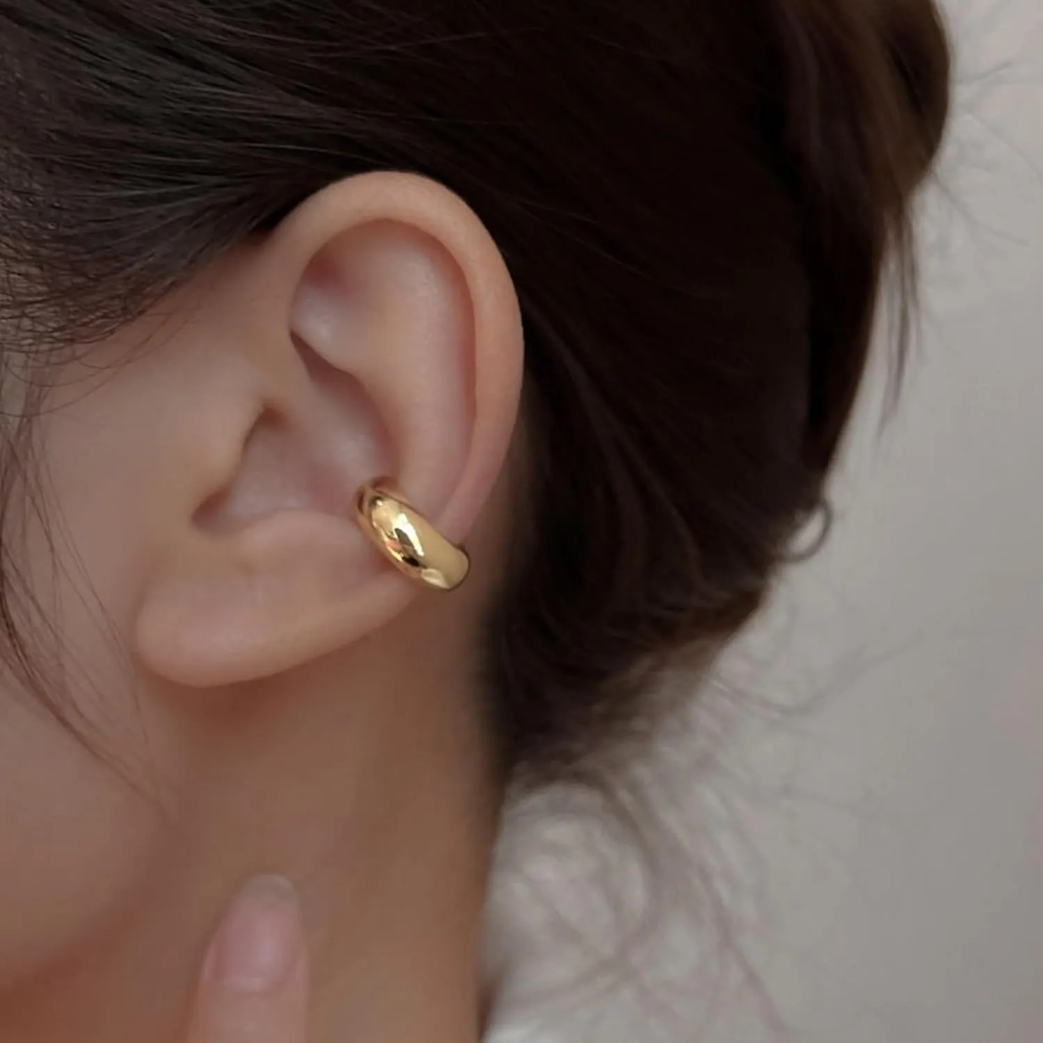 REELMAR Gold Hoop Clip On Earrings for Women Trendy Chunky Geometric Dupes Hoop Earrings Minimalist Statement Earrings No Piercing Clips
