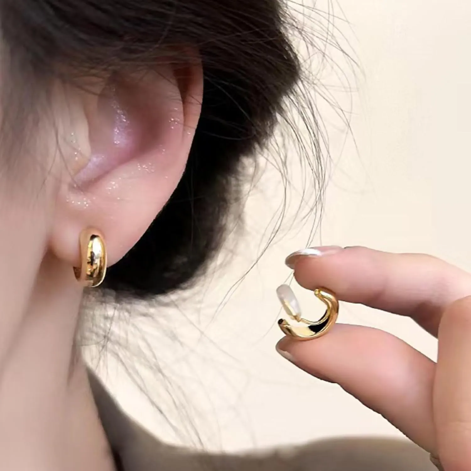 REELMAR Gold Hoop Clip On Earrings for Women Trendy Chunky Geometric Dupes Hoop Earrings Minimalist Statement Earrings No Piercing Clips
