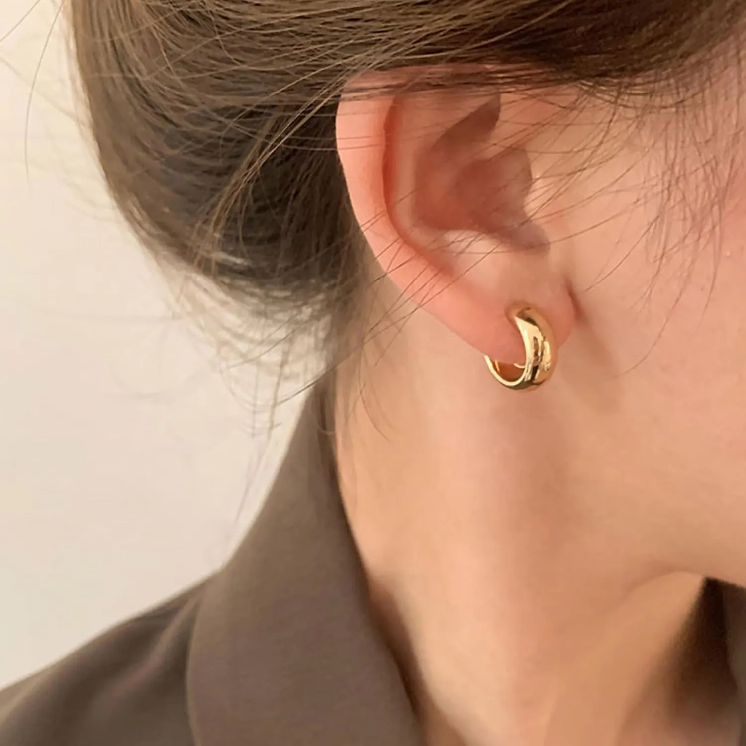 REELMAR Gold Hoop Clip On Earrings for Women Trendy Chunky Geometric Dupes Hoop Earrings Minimalist Statement Earrings No Piercing Clips