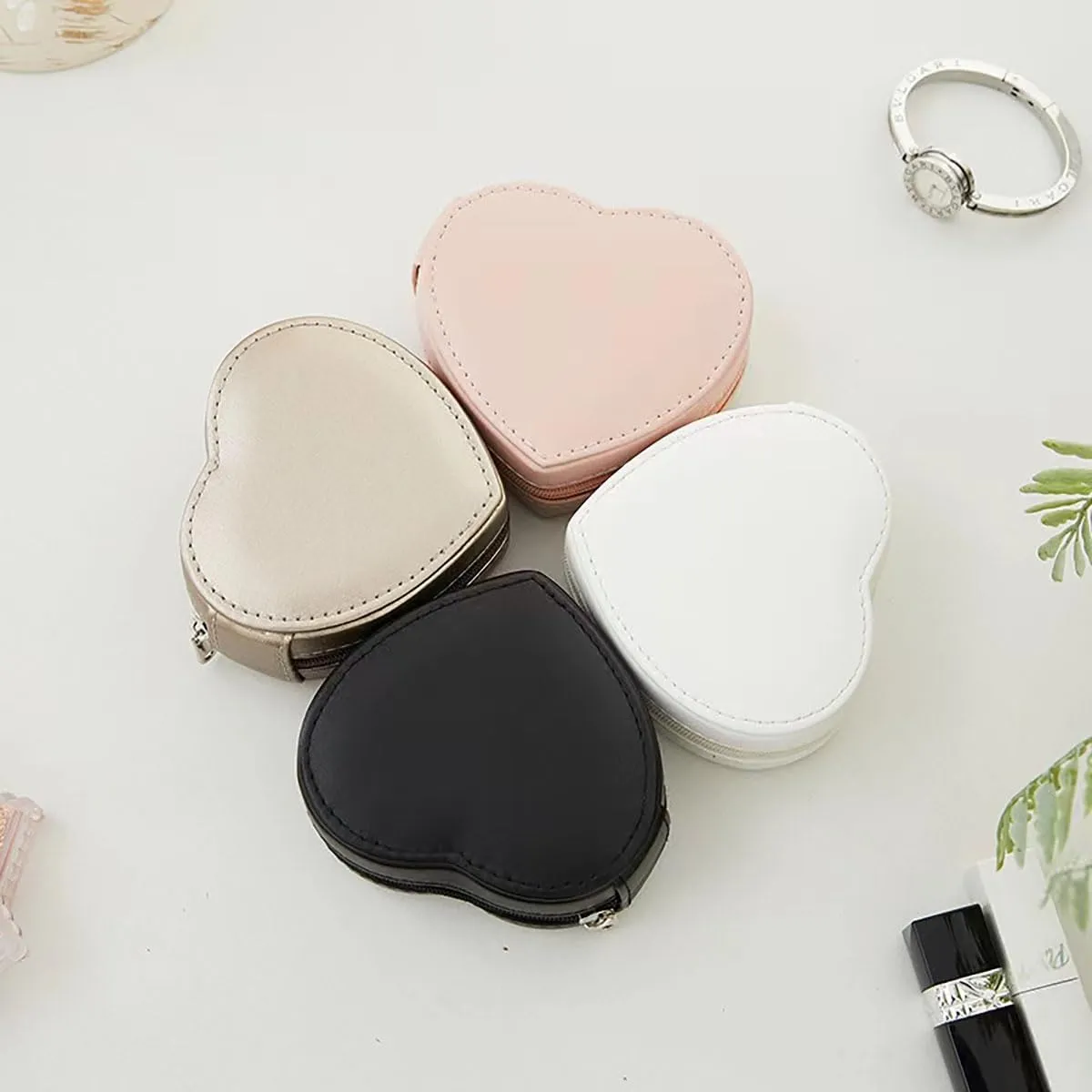 RT&BS Heart Shaped Travel Jewelry Box, Small Travel Jewelry Case for Rings Earrings Necklaces, Gifts for Women Girls (Black)