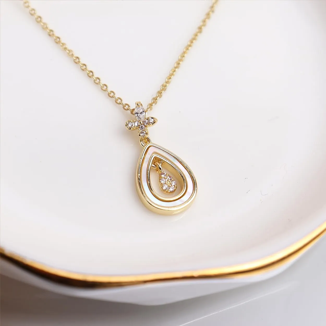 Sonateomber Dainty Chain Simple Pendant Necklace for Women, Cute Statement Rhinestone Single Dangle Necklaces Thanksgiving Christmas Jewelry Gift